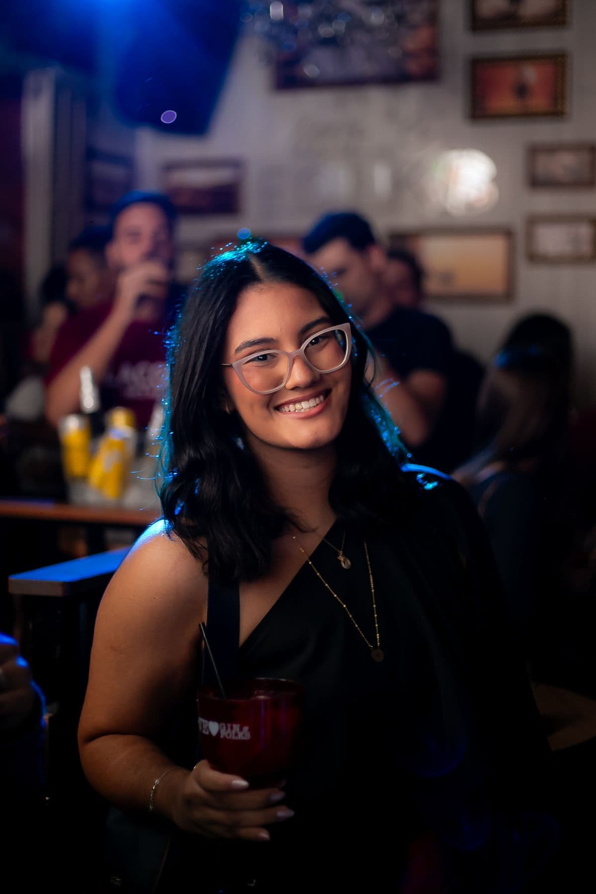 Mujer sonriendo durante una noche en el bar