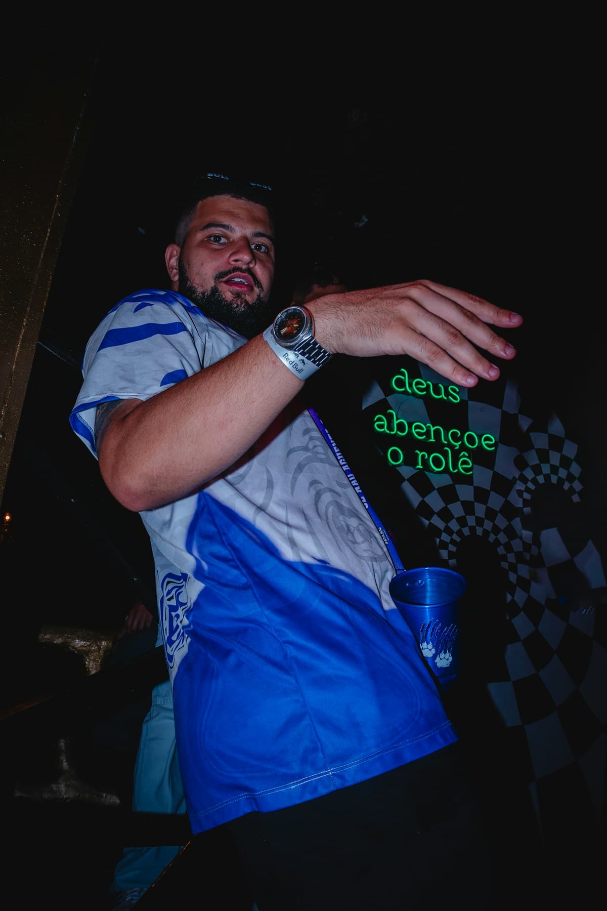 Hombre bailando durante una fiesta